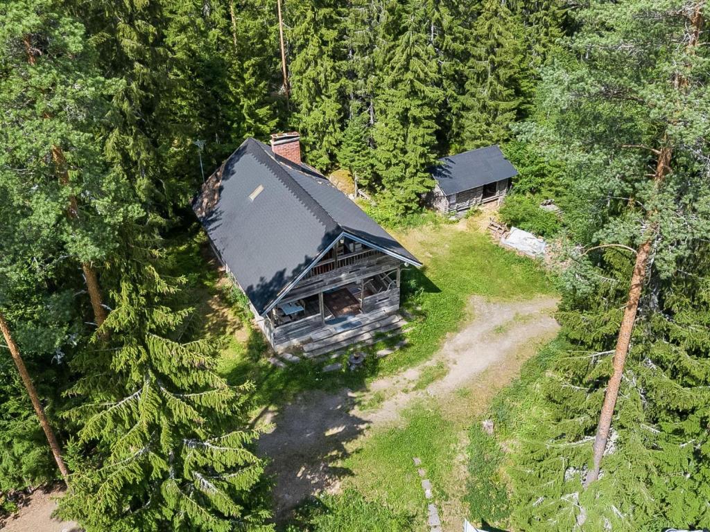 una vista aérea de una cabaña en un bosque en Holiday Home Passimökki by Interhome, en Punkalaidun