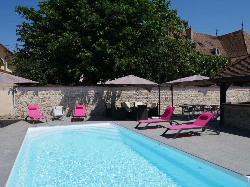 Bazén v ubytování Logis L'Hôtel D'Arc nebo v jeho okolí