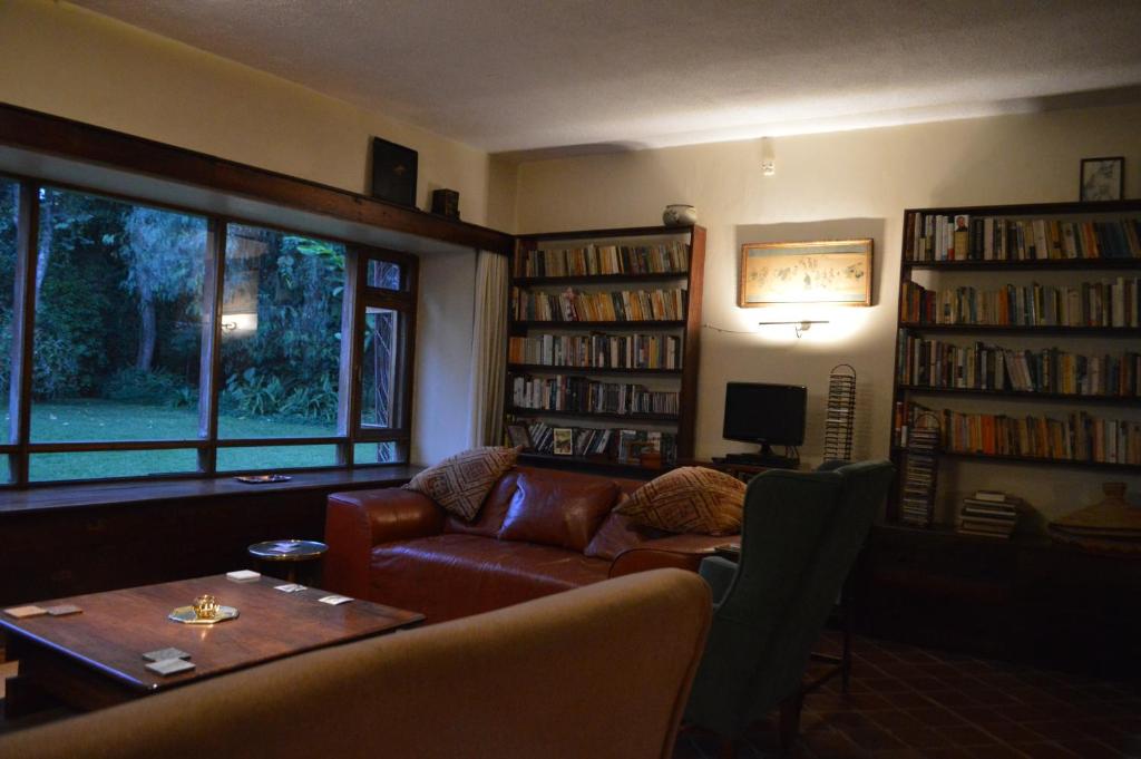 uma sala de estar com um sofá e uma mesa em The Researchers Rest em Arusha