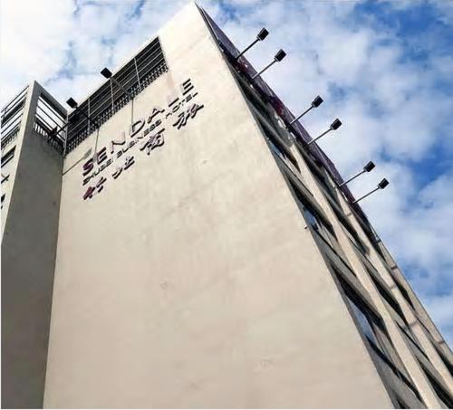 a building with writing on the side of it at Sendale Zhubei Business Hotel in Zhubei