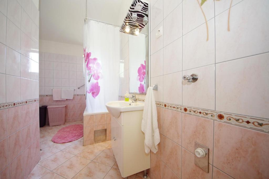 Kúpeľňa v ubytovaní Apartments Villa Hraste Hvar