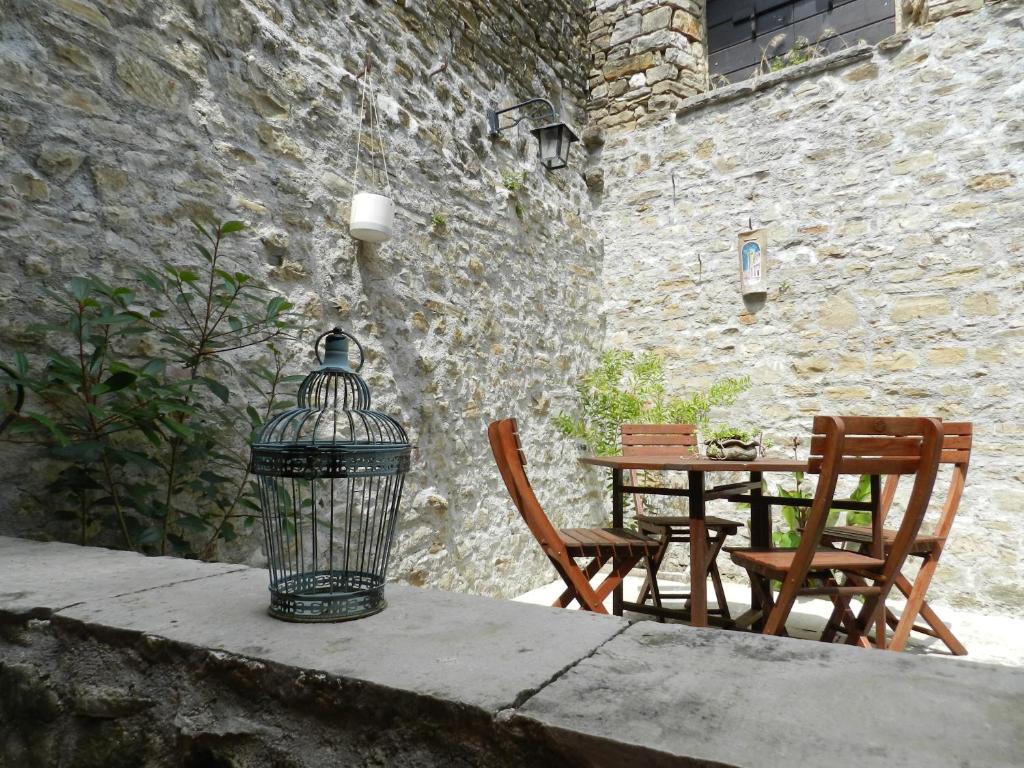 klatka dla ptaków siedząca na stole w obiekcie Casa Lucia w mieście Motovun