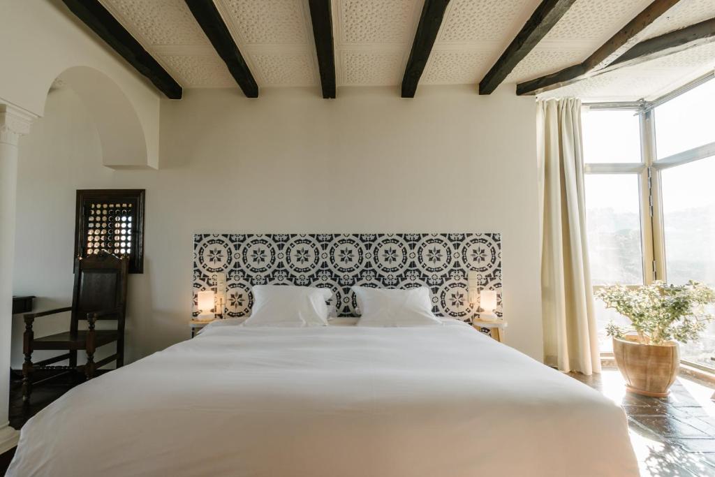 Posteľ alebo postele v izbe v ubytovaní Hotel Castillo de Monda