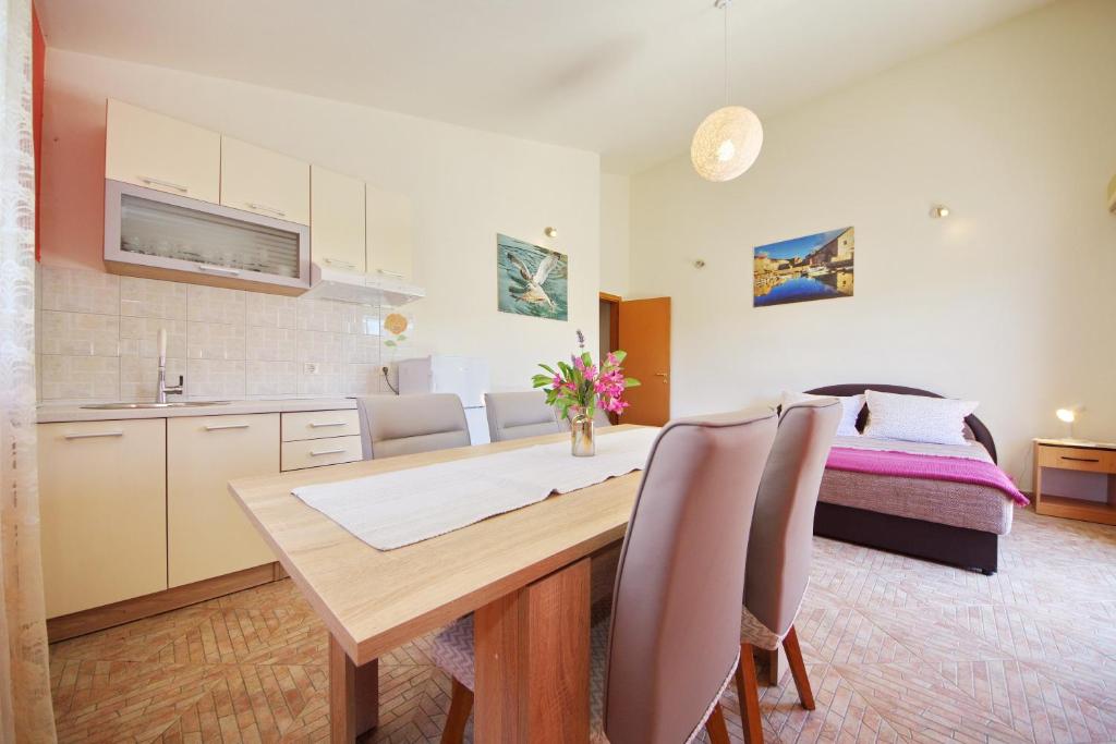 Kuchyňa alebo kuchynka v ubytovaní Apartments Villa Hraste Hvar