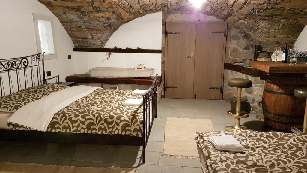 Postel nebo postele na pokoji v ubytování Wine cellar room
