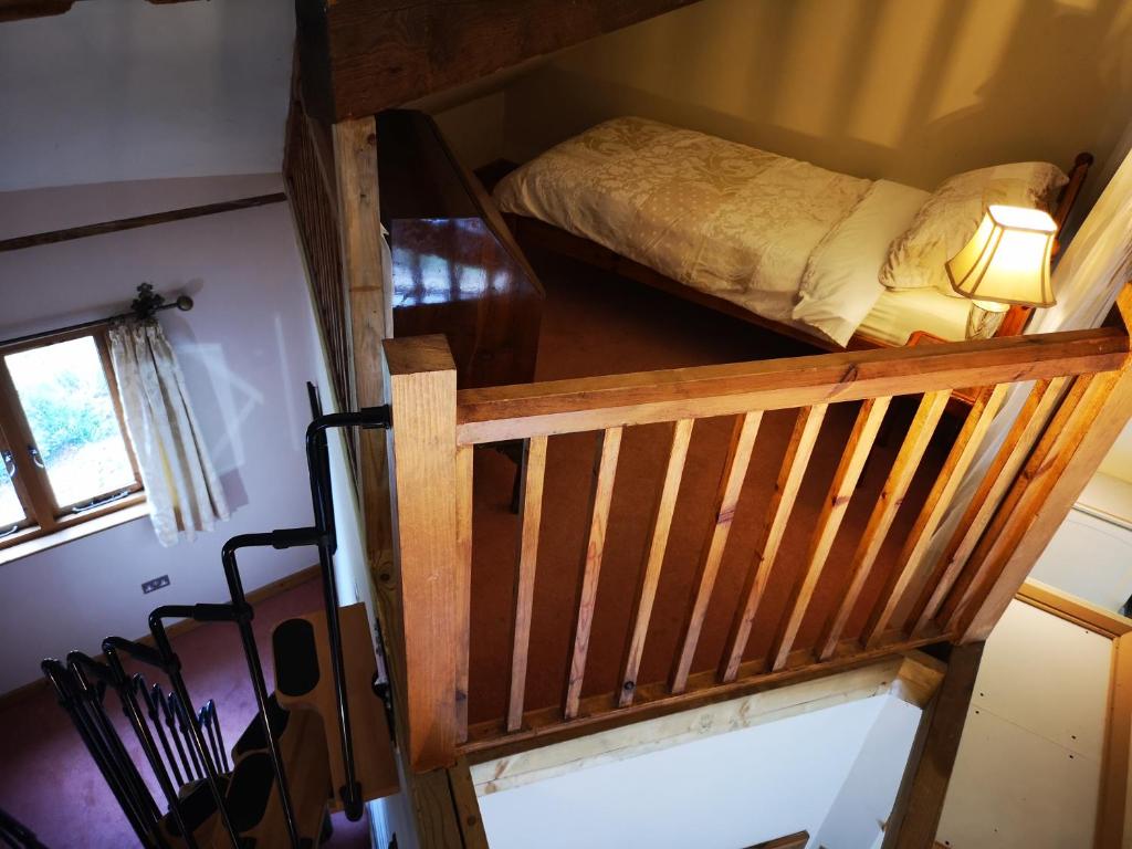 une chambre avec un lit et un escalier. dans l'établissement The Round House at Boningale Manor, à Wolverhampton