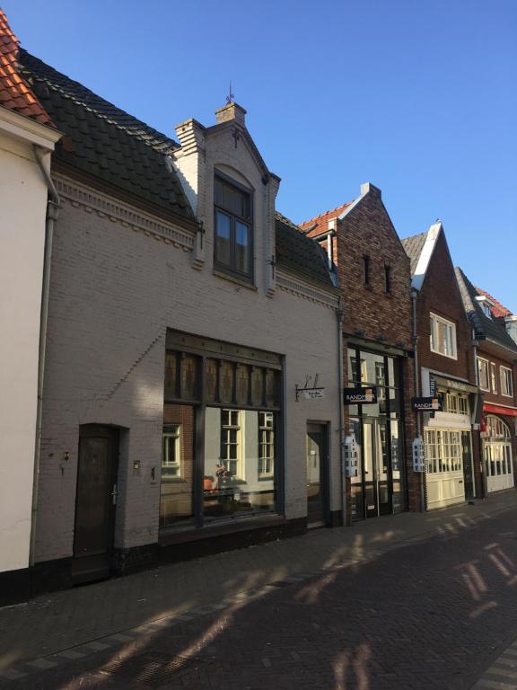 een straat in een stad met enkele gebouwen bij Appartement 'de Stadstuin' in Harderwijk