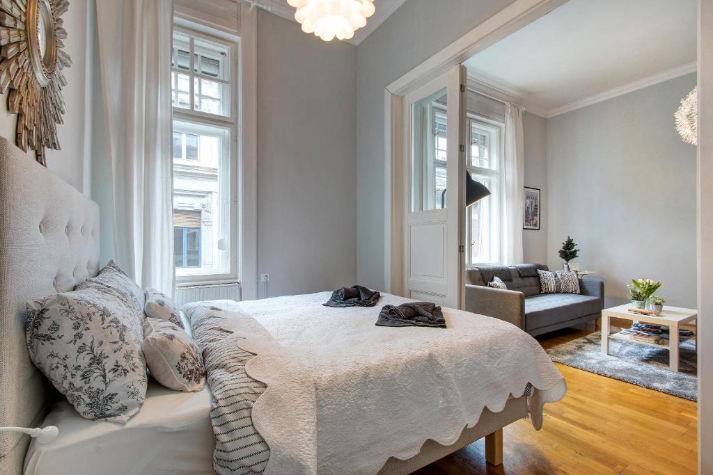 ブダペストにあるAlma's Romantic Getawayのベッドルーム1室(ベッド1台付)、リビングルームが備わります。