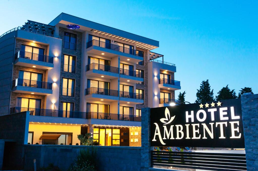 een hotelappartementencomplex met een bord ervoor bij Hotel Ambiente Ulcinj in Ulcinj