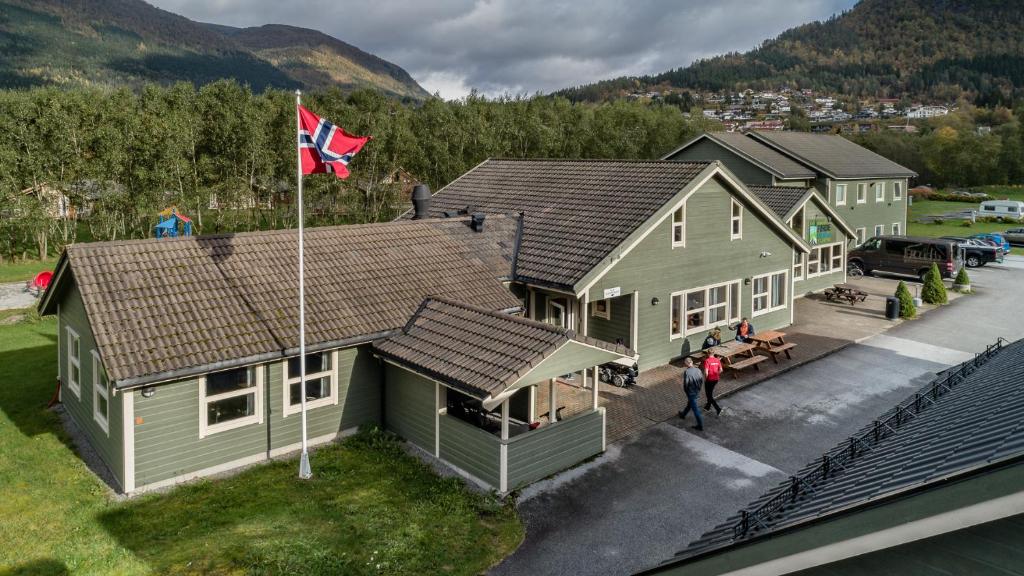 uma vista aérea de uma casa com bandeira em Førde Gjestehus og Camping em Førde