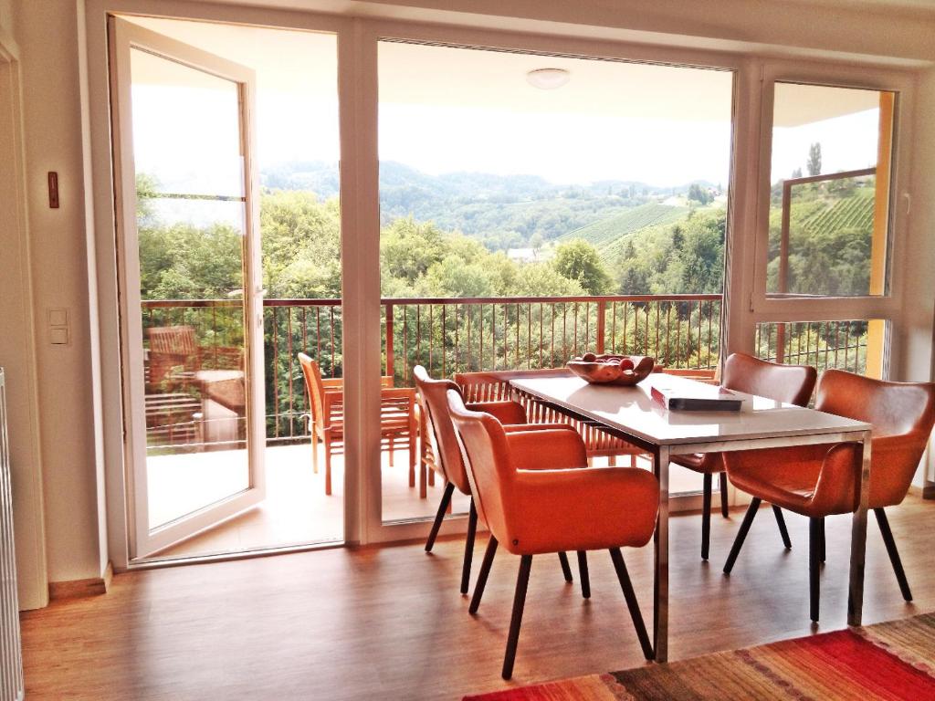 ein Esszimmer mit einem Tisch und Stühlen auf dem Balkon in der Unterkunft Suiten am Simmhof in Leutschach