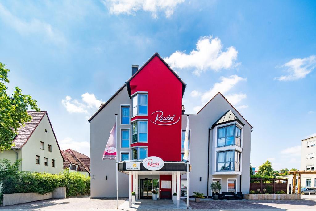 un edificio con un cartel de coca cola en él en Ringhotel Reubel, en Zirndorf