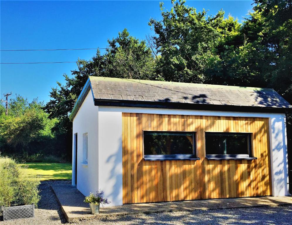 ein Schuppen mit zwei seitlichen Fenstern in der Unterkunft St Awaries Studio in Rosslare