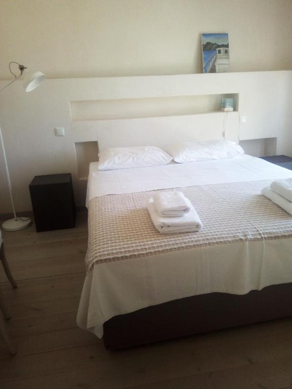 Postel nebo postele na pokoji v ubytování Skinammos studios,suites