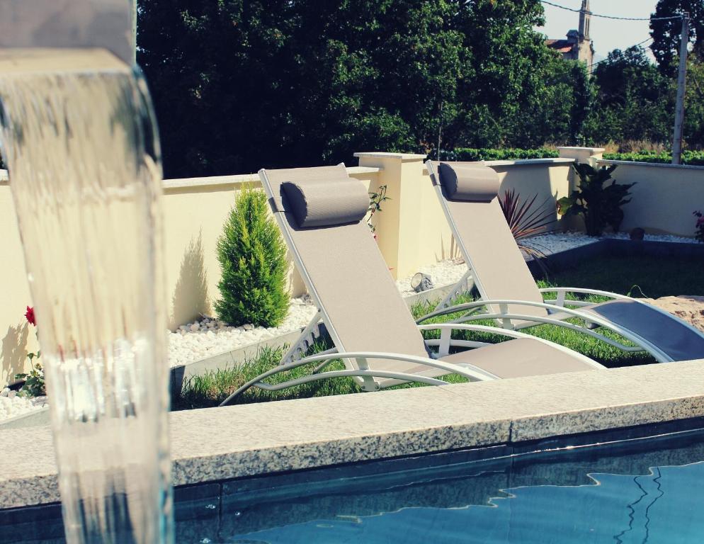 - une piscine avec des chaises et une fontaine dans l'établissement Casa Do José, à Pantón