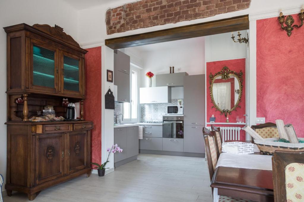 a living room with a table and a kitchen at C'era una volta appartamento Queen in Case Nuove