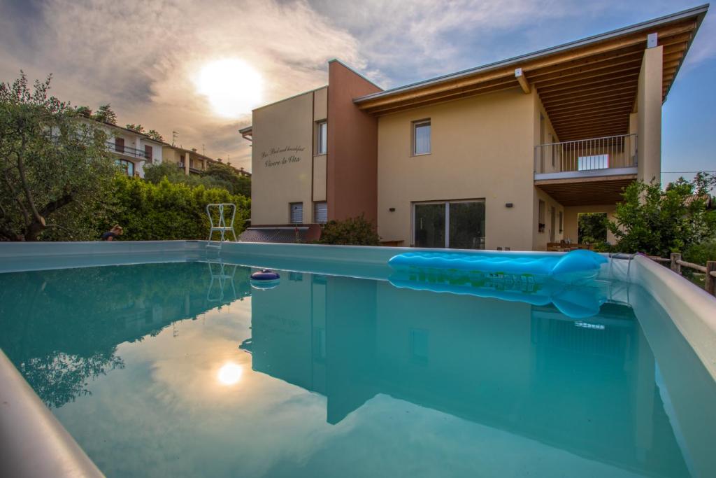 Bazén v ubytování Bio B&B Vivere la Vita nebo v jeho okolí