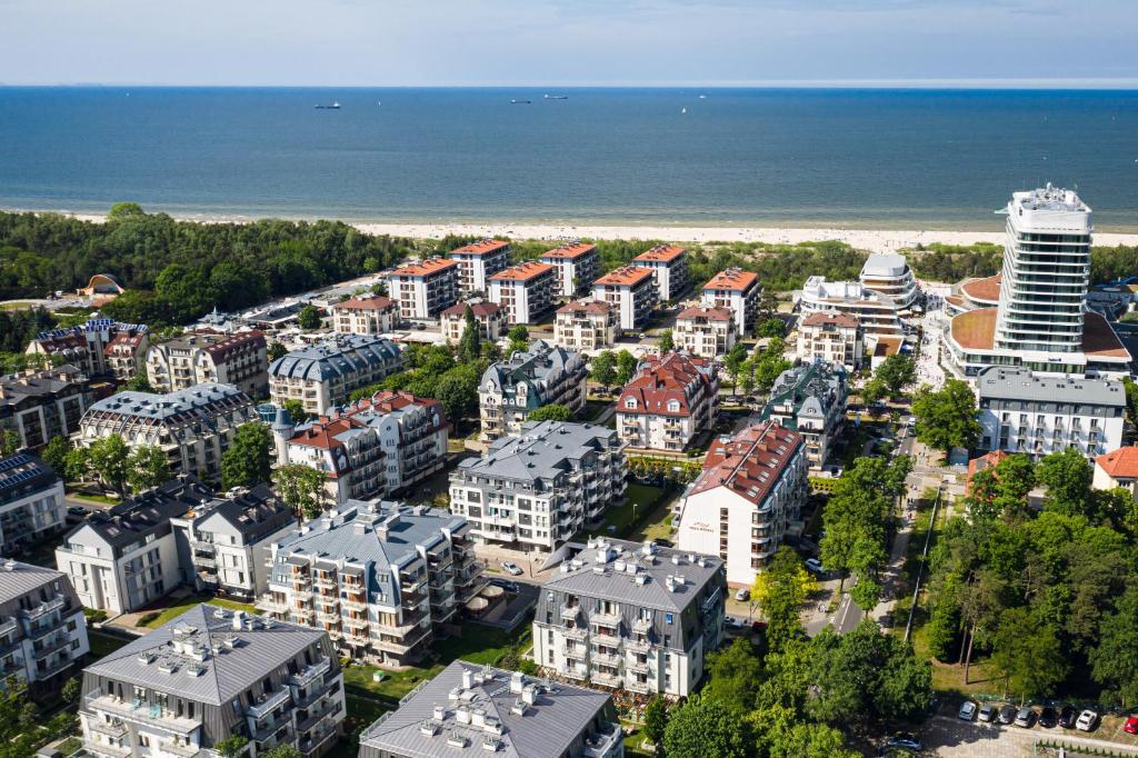 una vista aérea de una ciudad con edificios y el océano en Apartamenty Promenada - visitopl, en Świnoujście