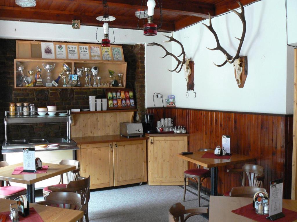 Lounge nebo bar v ubytování Penzion Pstruh