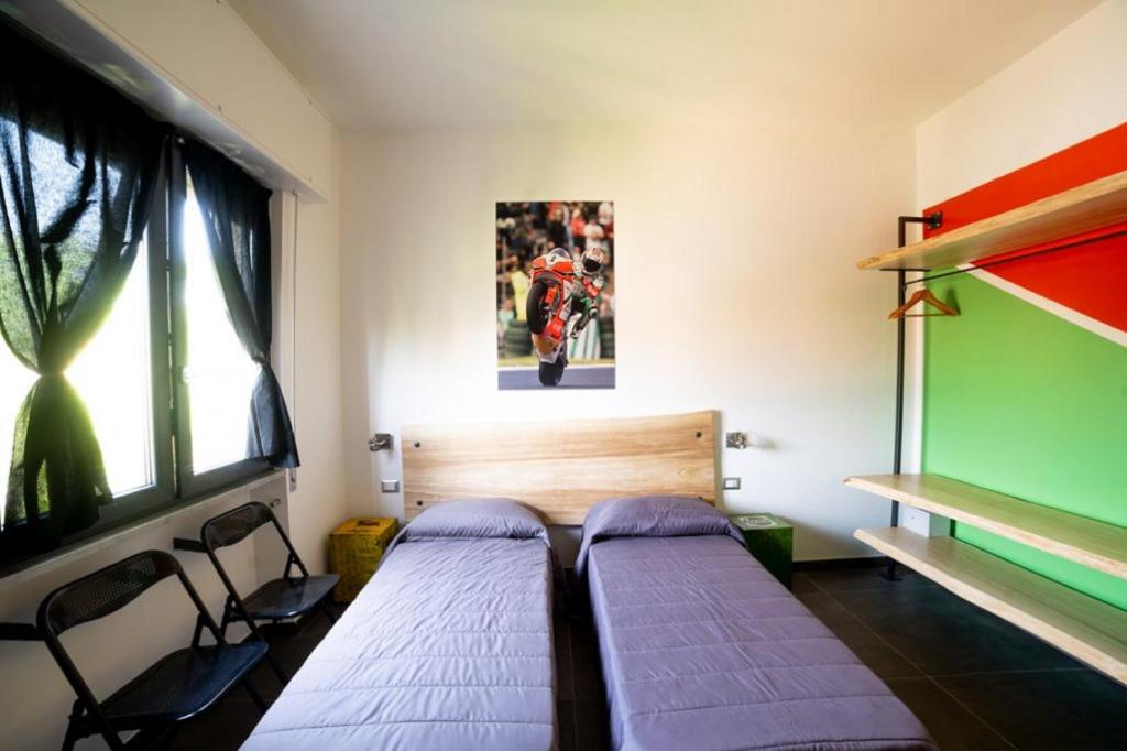 Posteľ alebo postele v izbe v ubytovaní Italian Piston House Sport Moto Rent