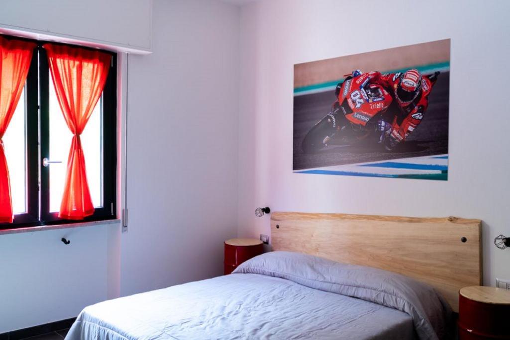 Posteľ alebo postele v izbe v ubytovaní Italian Piston House Sport Moto Rent