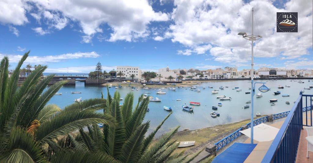 vistas a un puerto con barcos en el agua en Terraza El Charco Arrecife, en Arrecife