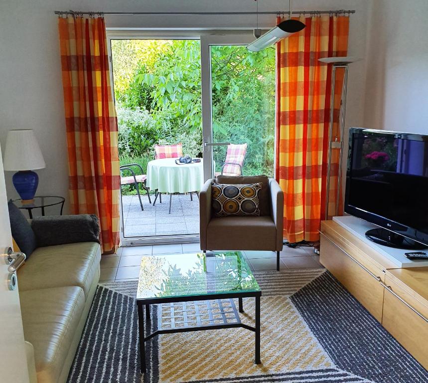 a living room with a couch and a coffee table at Urlaubs(t)raum in Heiligkreuzsteinach