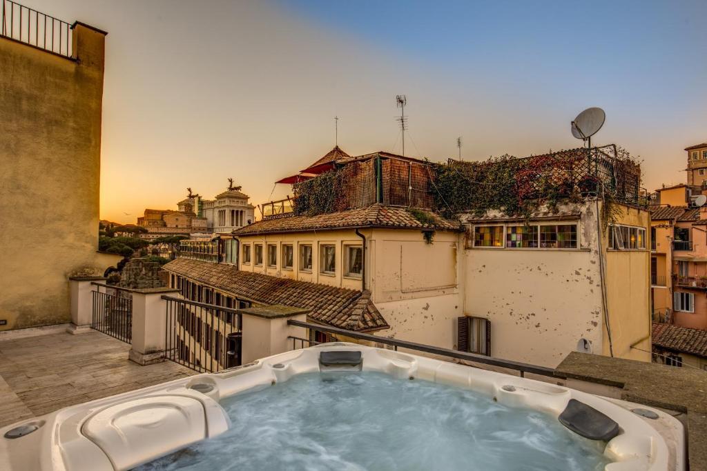 un bain à remous sur le toit d'un bâtiment dans l'établissement Casa Argileto, à Rome