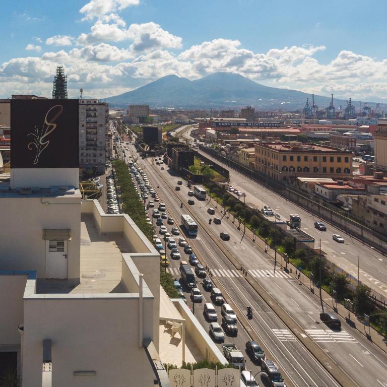 Uma vista geral da montanha ou uma vista da montanha a partir do hotel