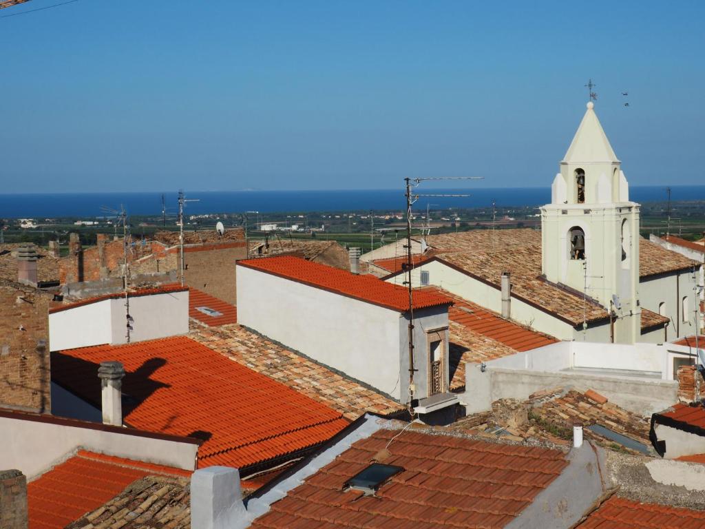 vistas a los tejados de los edificios con iglesia en Dimora Campofreda, en Portocannone