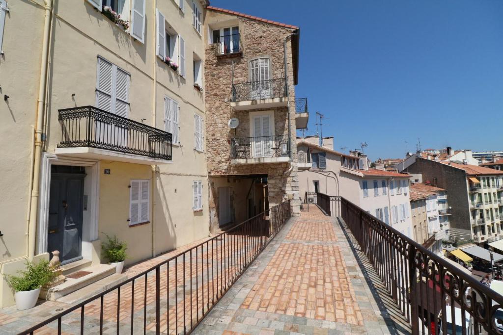 une rue étroite dans une ville avec des bâtiments dans l'établissement 1 bedroom Suquet, 6 min from the Palais, balcony city & port view 220, à Cannes