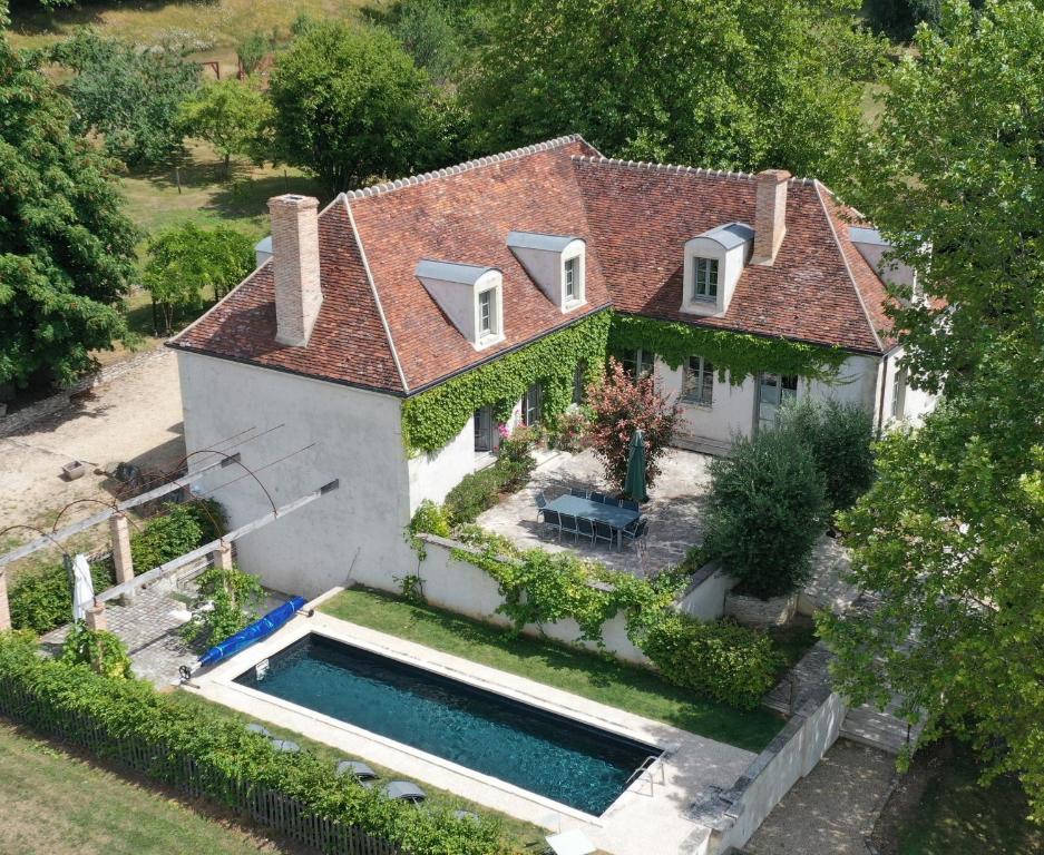 eine Luftansicht eines Hauses mit Pool in der Unterkunft La Clairière de la reine Hortense - Pierres d'Histoire in Saint-Prix