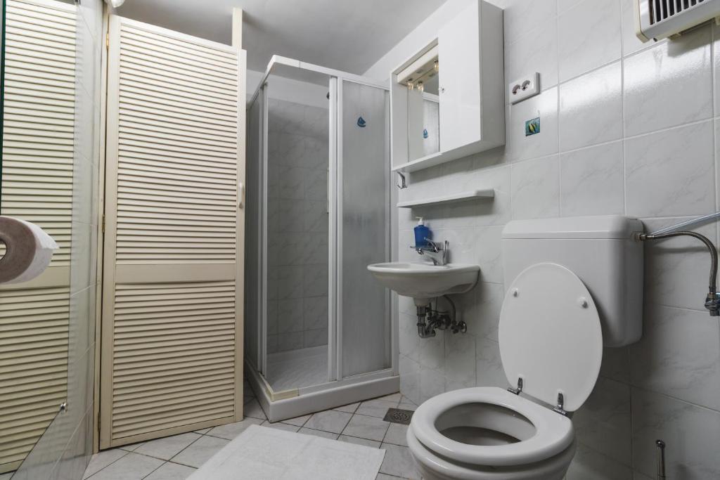 Koupelna v ubytování Apartments Pri Mari
