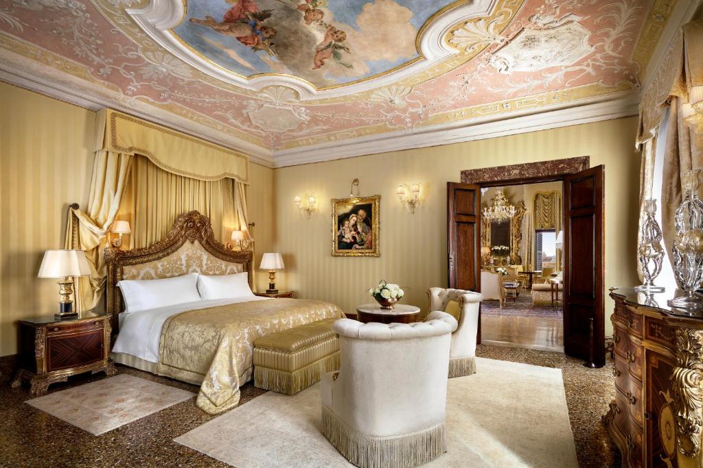 um quarto com uma cama e um quadro no tecto em Hotel Danieli, Venice em Veneza