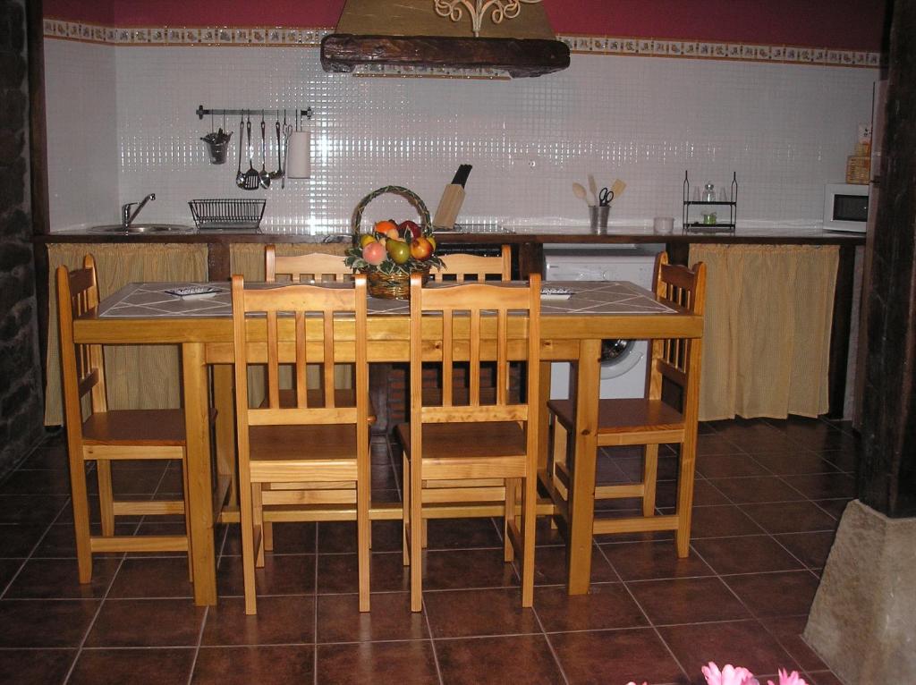 A kitchen or kitchenette at Casa Rural Juntana