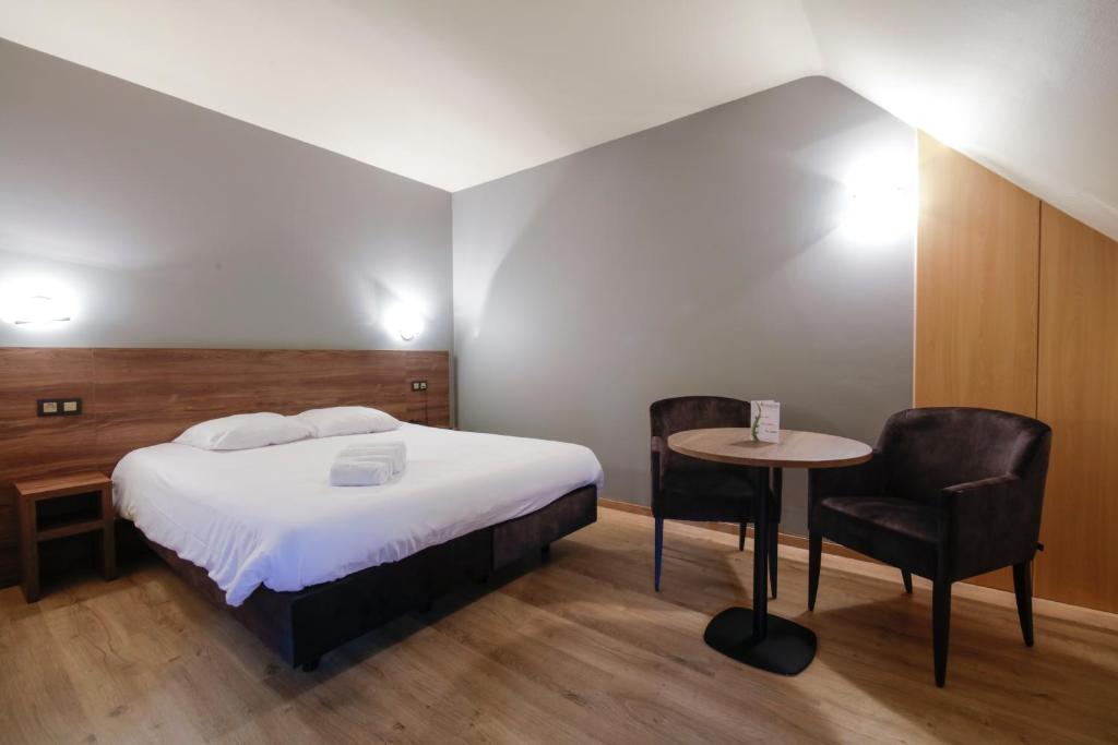 Postel nebo postele na pokoji v ubytování Hotel Les Jardins De La Molignée