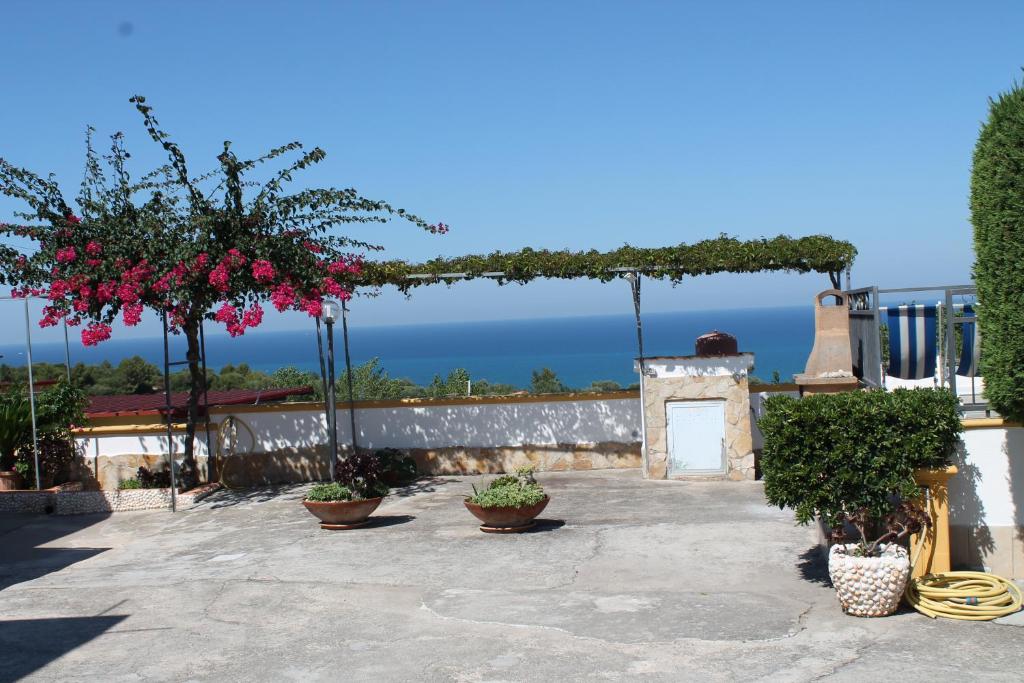 ヴィエステにあるVilla Natura Sea Viewの海の景色を望むパティオ