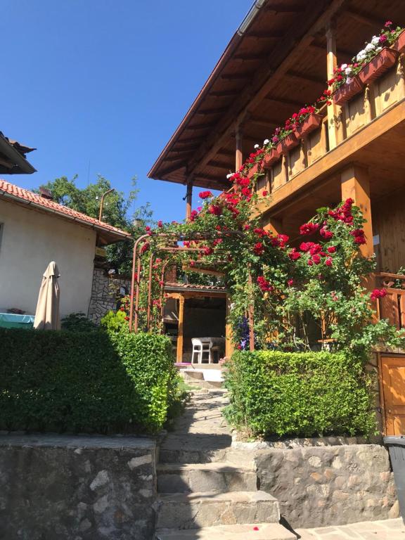 una casa con flores a un lado. en Guest House Roden Dom, en Koprivshtitsa