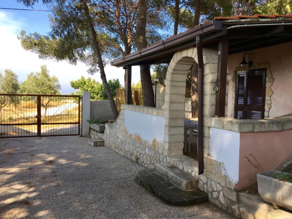 ein Steingebäude mit einem Tor und einem Zaun in der Unterkunft Villa Paola in Vieste