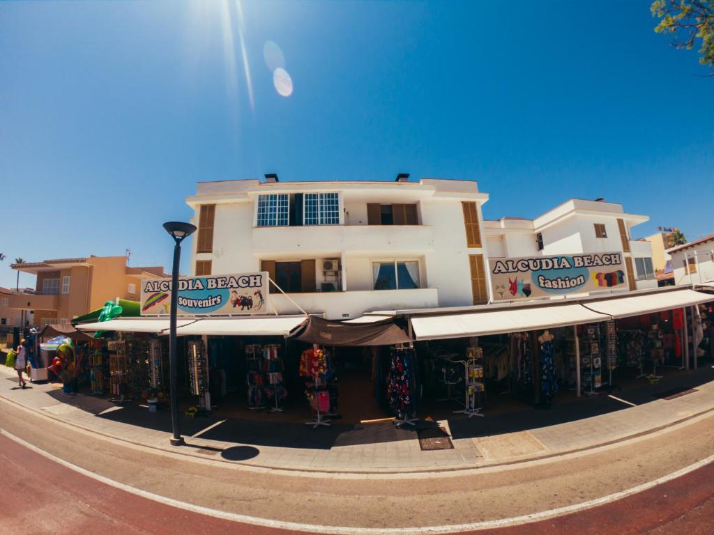 una tienda en una calle frente a un edificio en D’AGOSTA Beach Apartment, en Alcudia