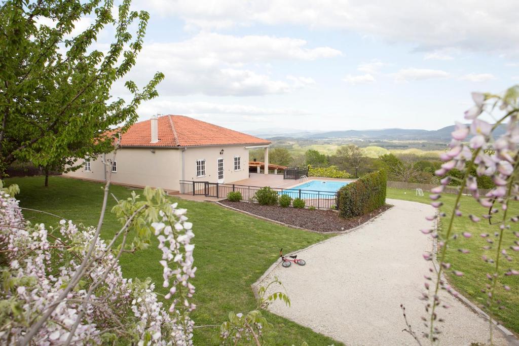 The swimming pool at or close to Casa Borlas