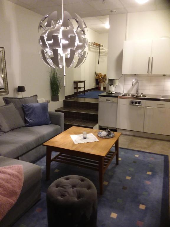 uma sala de estar com um sofá, uma mesa e uma cozinha em Grebbestad em Grebbestad