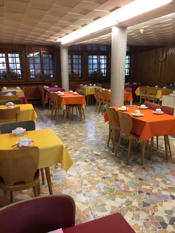 Restaurace v ubytování Hôtel Mont-Brison