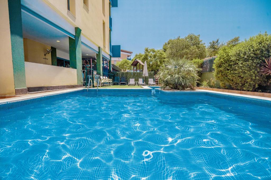 una gran piscina azul junto a un edificio en Rentalmar Costa Verde, en Cambrils