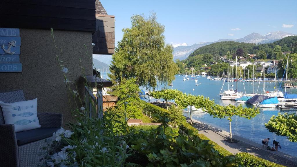 uitzicht op een jachthaven met boten in het water bij Ferienwohnung Ankerplatz in Spiez