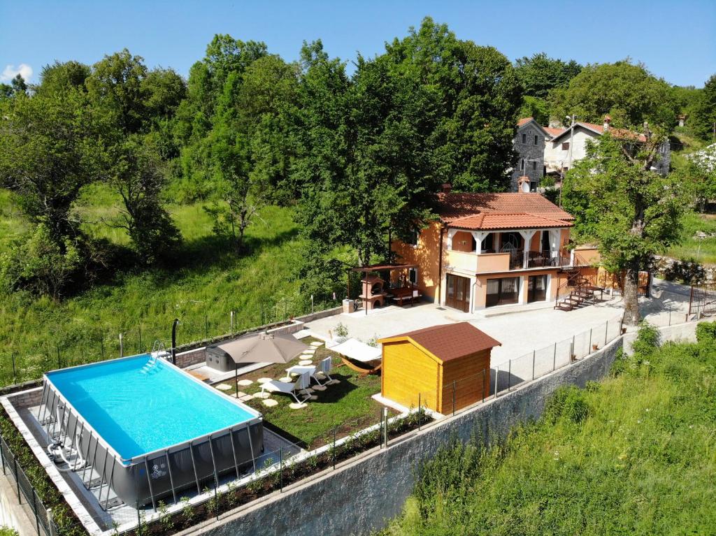 Bazén v ubytování Kuća kod Fajdara nebo v jeho okolí