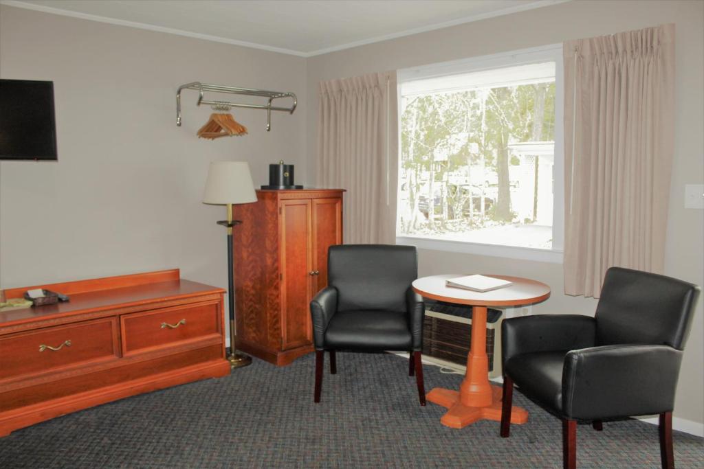 TV a/nebo společenská místnost v ubytování Admiral Motel
