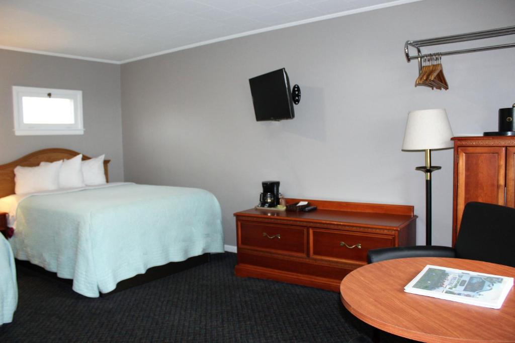 Postel nebo postele na pokoji v ubytování Admiral Motel