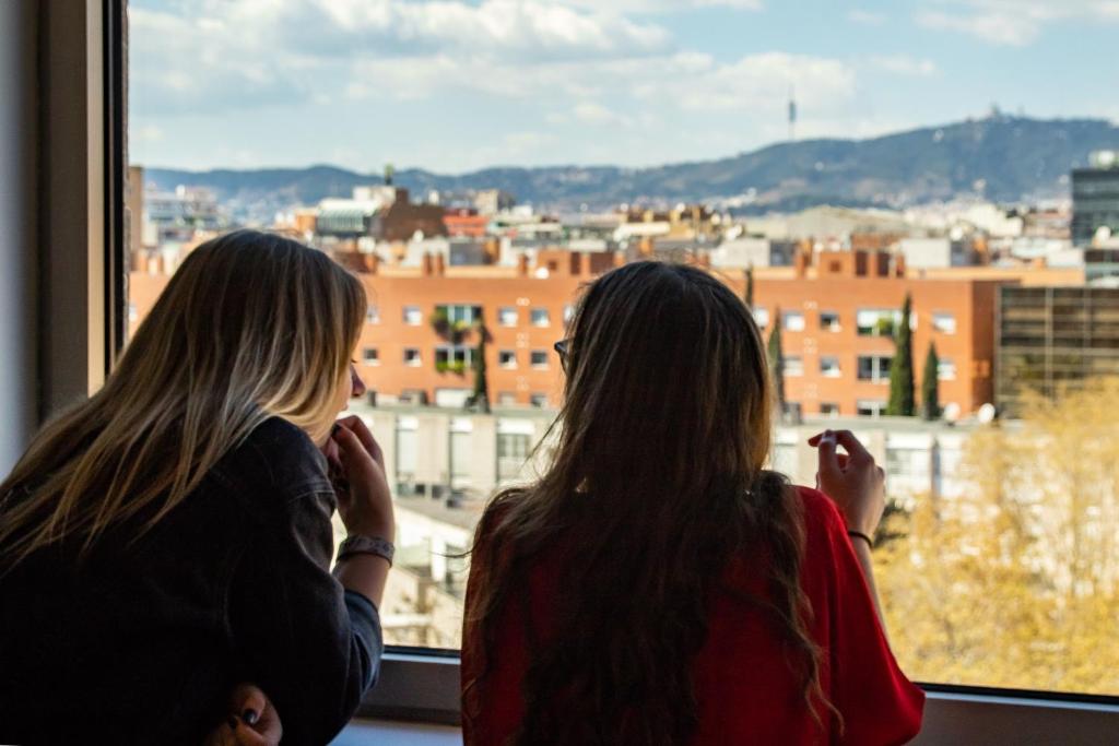 Nespecifikovaný výhled na hory nebo výhled na hory při pohledu z hostelu