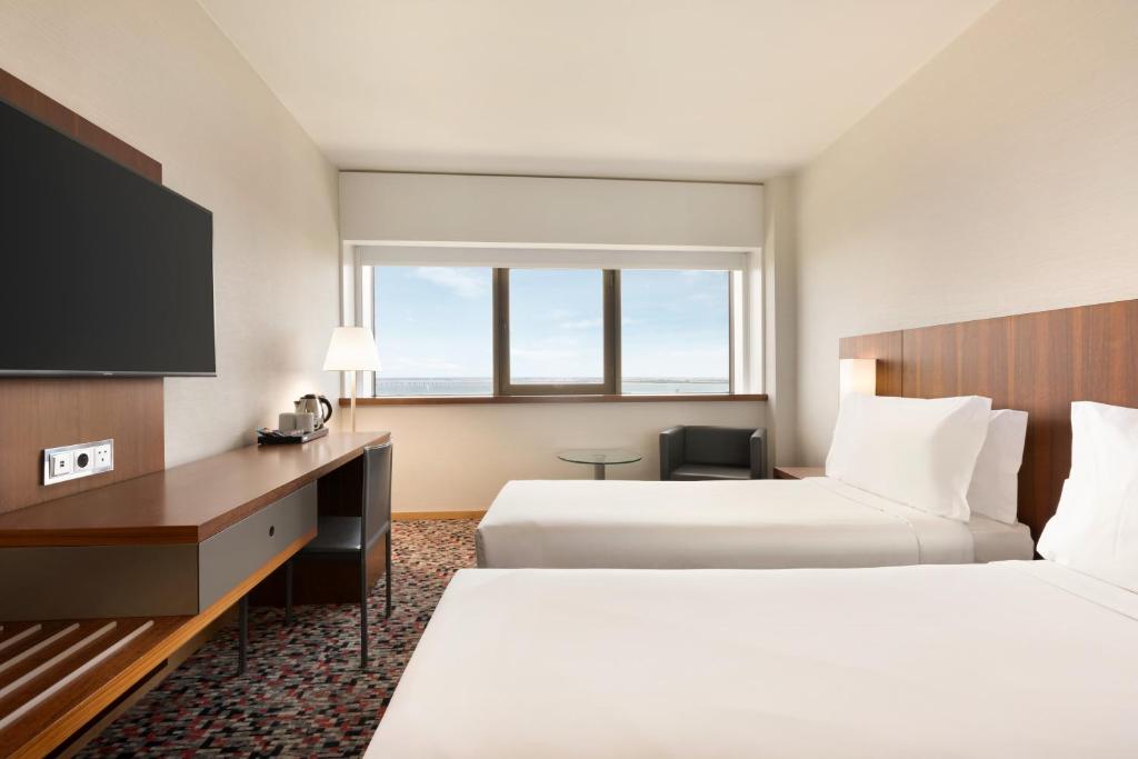 Ramada by Wyndham Lisbon - Resim 43